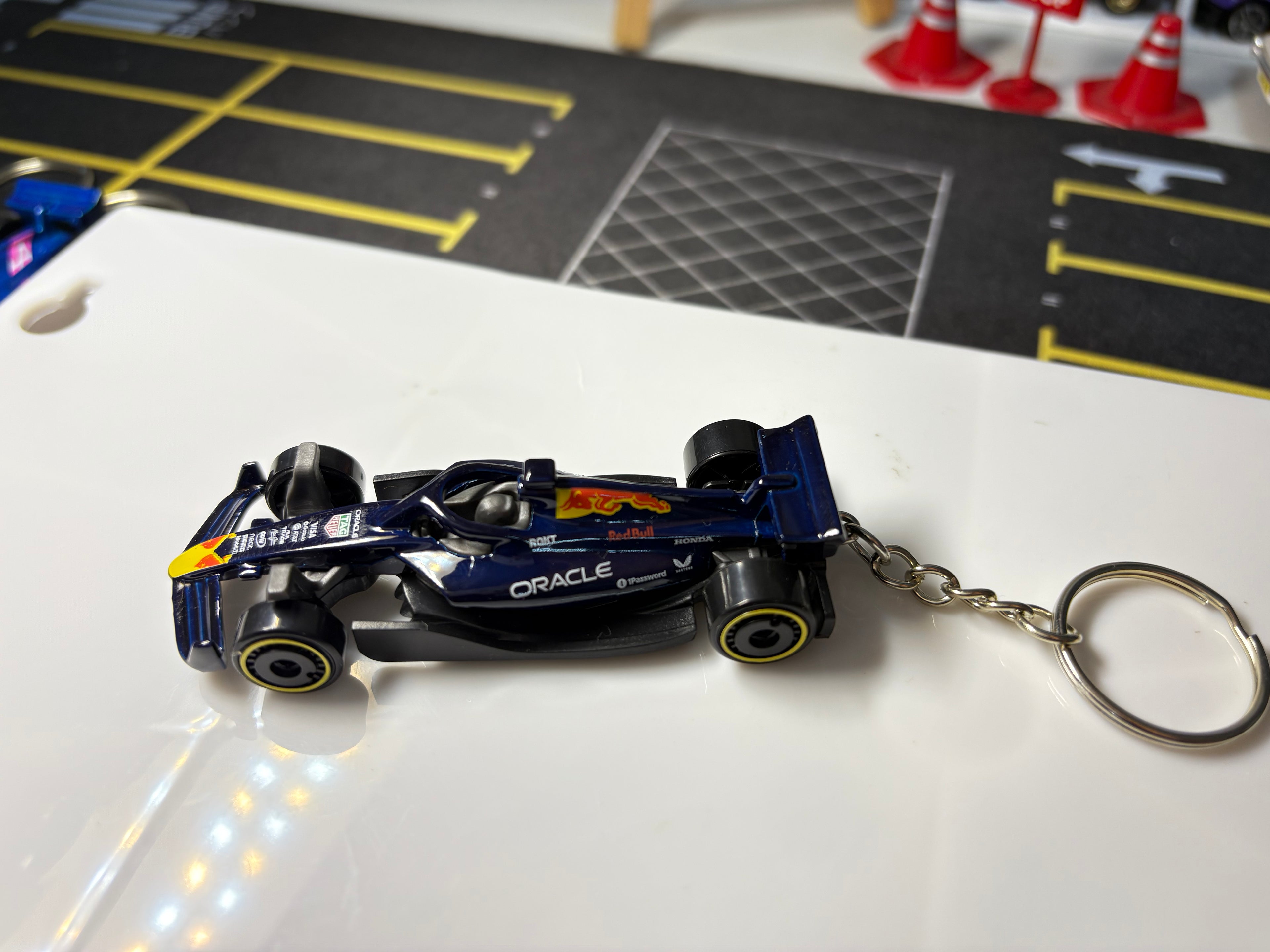 Oracle Red Bull Racing F1 Hot Wheels Keychain – RB20 Livery