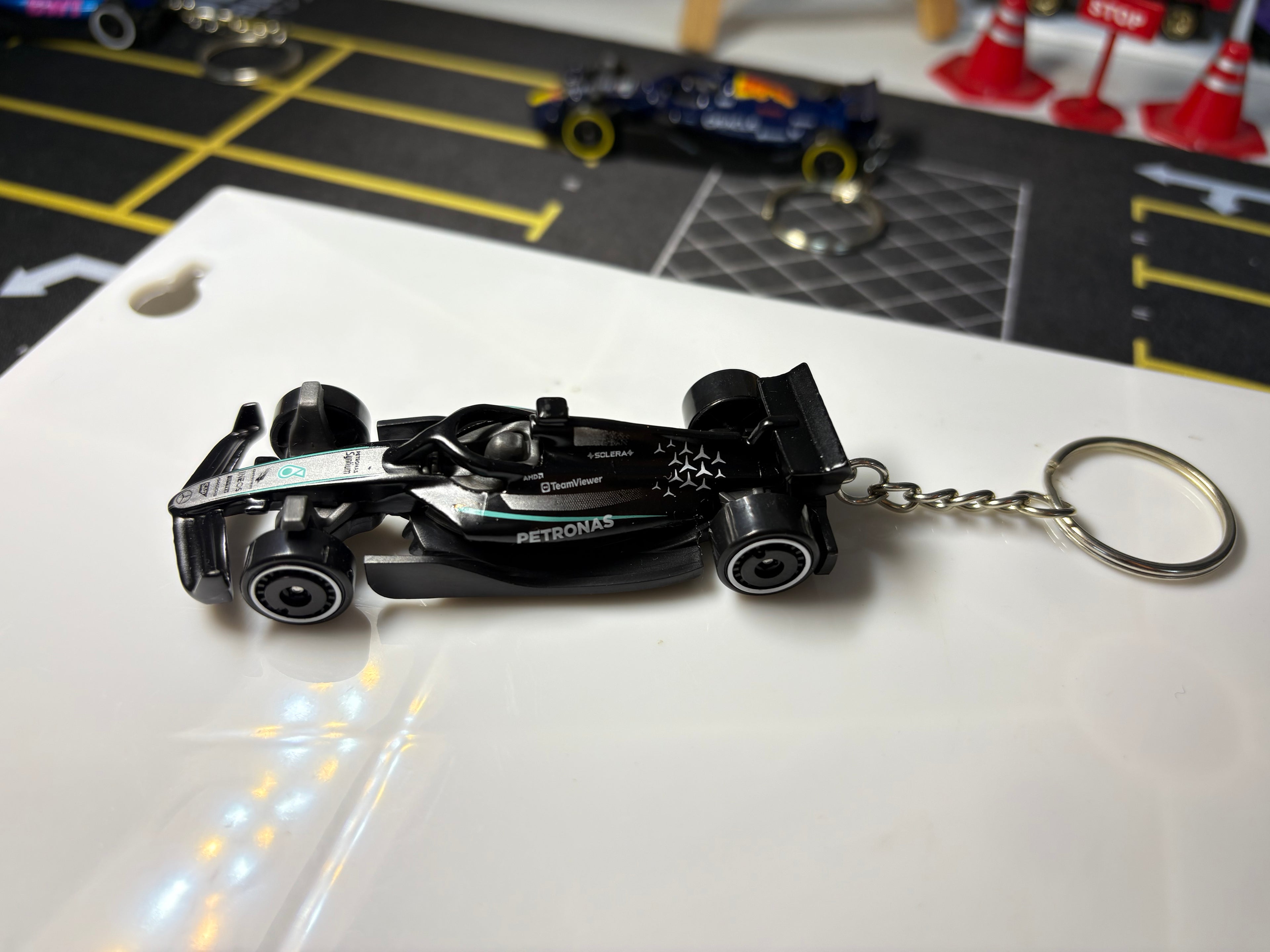 Mercedes-AMG Petronas F1 Hot Wheels Keychain – Black Livery